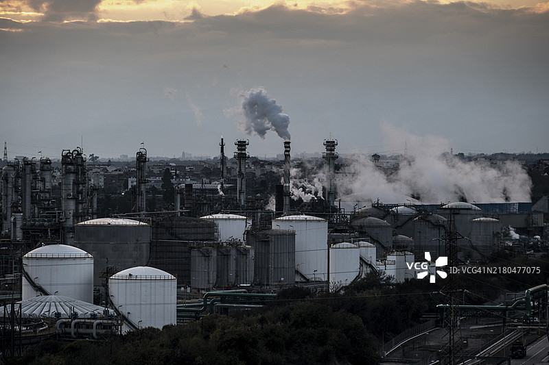 西班牙塔拉戈纳石化厂的日落工业景观图片素材