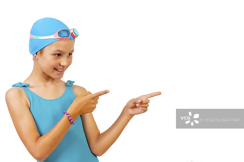 戴泳镜的泳装女孩在泳池里上游泳课，指向右侧，白色背景带文案空间图片素材