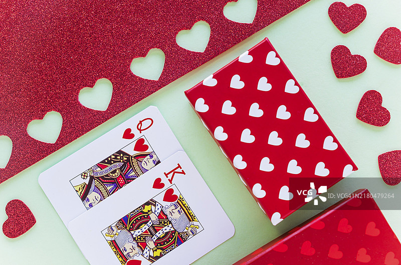 带有礼品盒的红桃国王和红桃王后扑克牌图片素材
