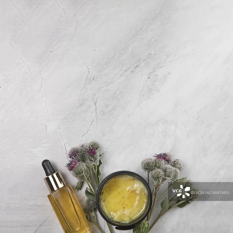 身体乳精油瓶大理石背景俯视图图片素材
