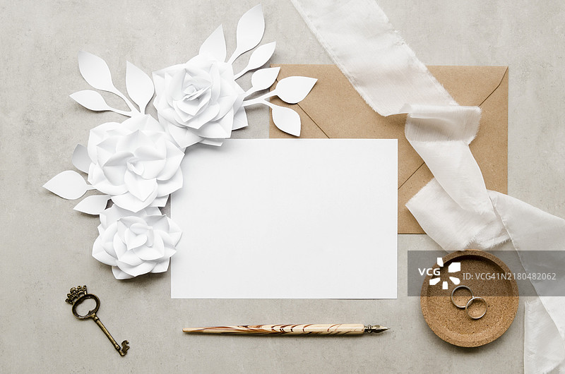 带有纸花的优雅空白卡片图片素材