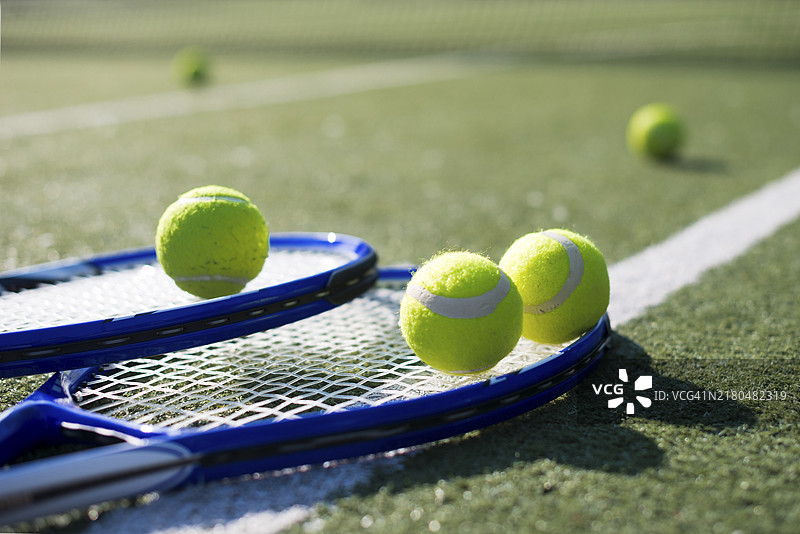 网球拍和网球的地面特写图片素材