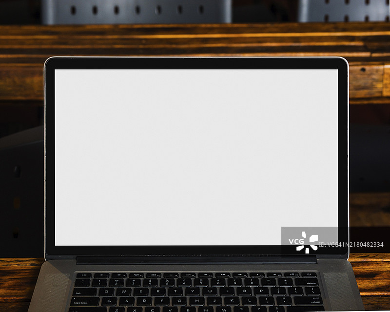 带白色空白屏幕的现代笔记本电脑特写图片素材