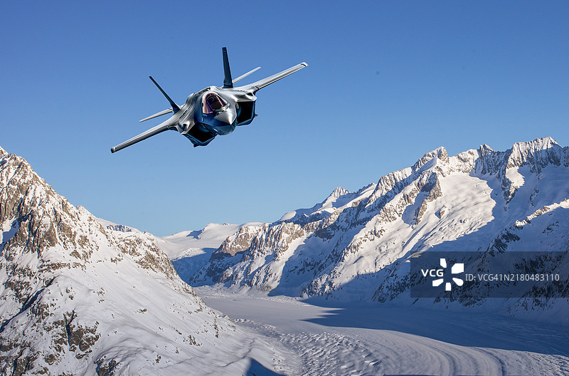 F-35战斗机飞越雪山和冰川图片素材