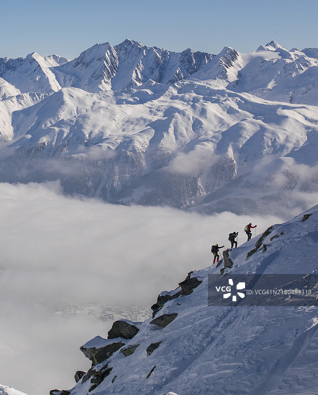 冬季雪坡上的登山者图片素材