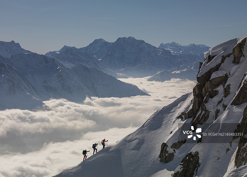 冬季雪坡上的登山者图片素材