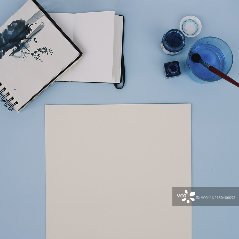 画笔与速写本纸张图片素材