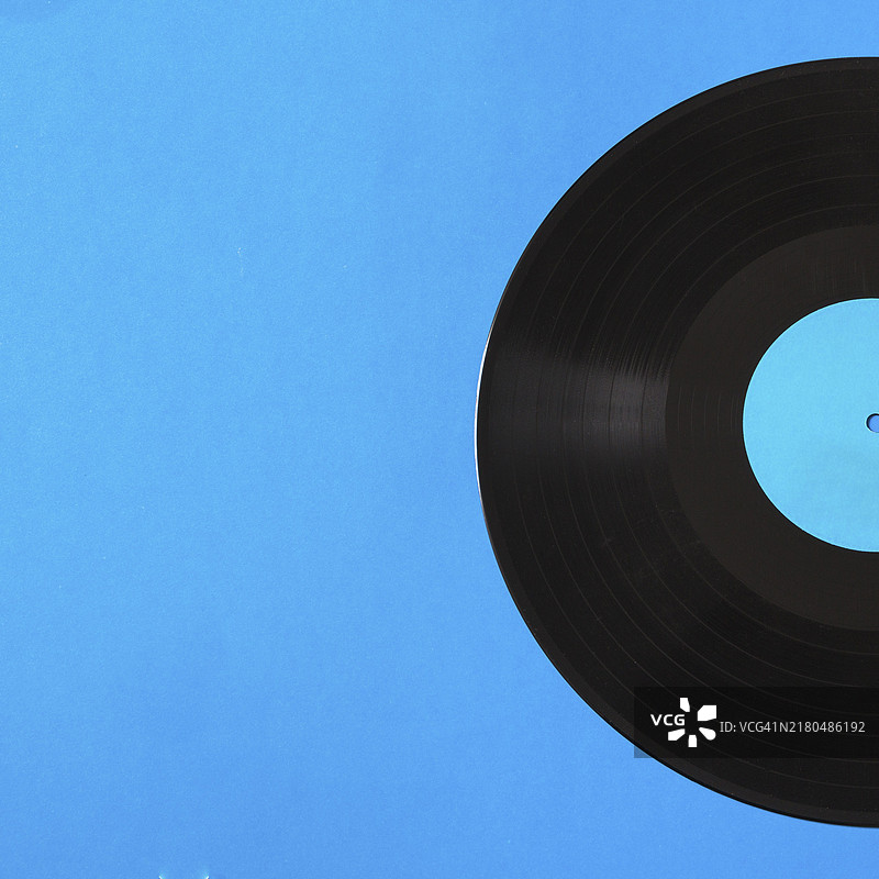 蓝色背景的黑胶唱片特写图片素材