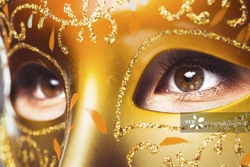 戴金色面具的女人眼睛图片素材