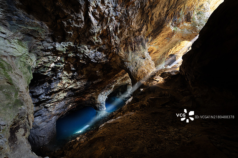 凯里加废弃矿山与蓝色泻湖的自然美景图片素材