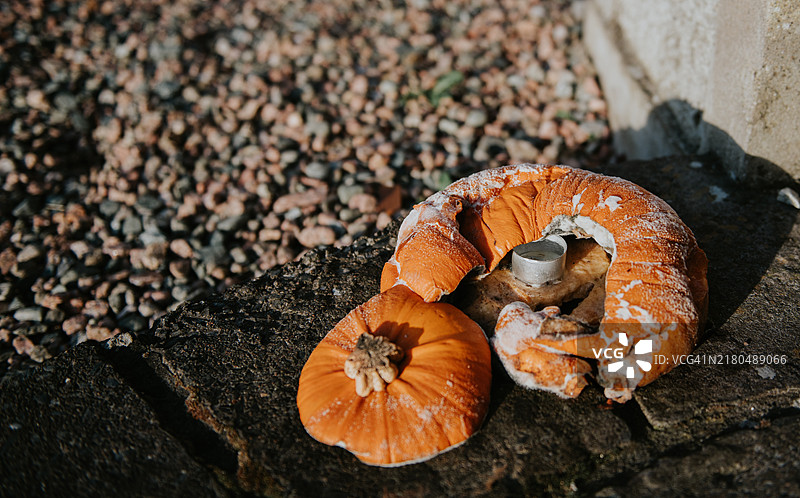 雕刻的南瓜在门前腐烂分解，万圣节结束，十一月开始图片素材