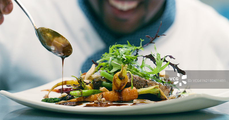 餐厅厨房特写：厨师烹饪美食，餐饮服务图片素材