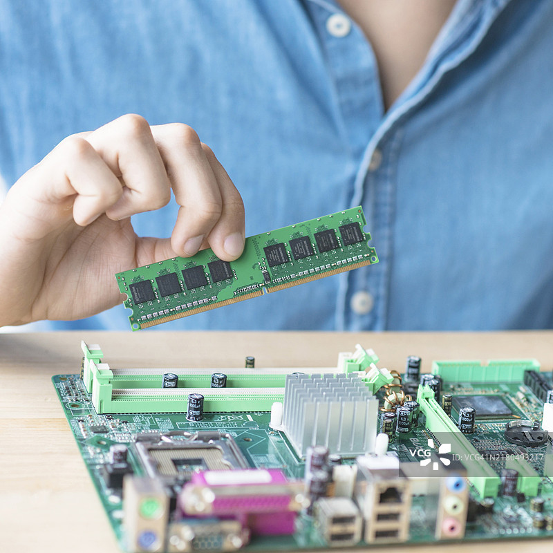 维修硬件设备的工人图片素材