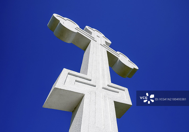 蓝色天空背景上的白色东正教十字架图片素材