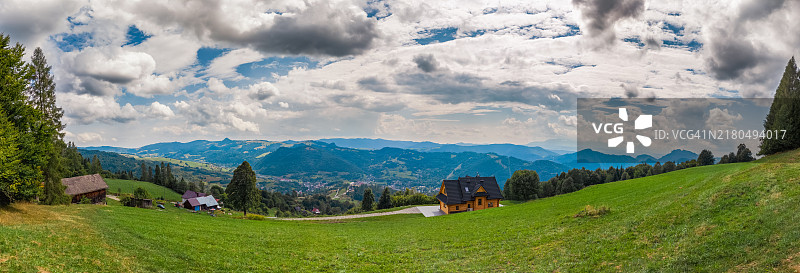 俯瞰风景如画山景的山间小屋图片素材