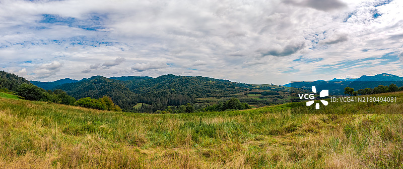 从什切夫尼察眺望贝斯基德山图片素材