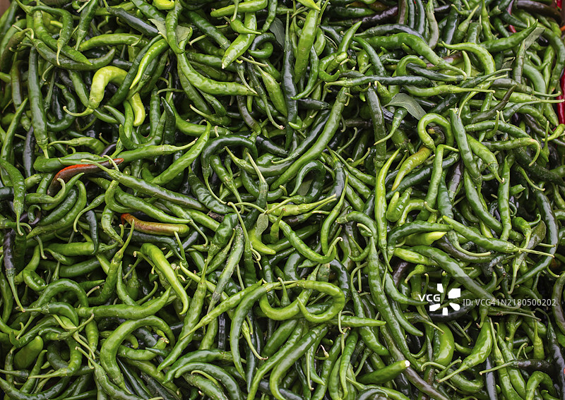 作为食物背景的大量绿色辣椒图片素材