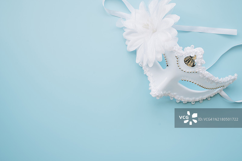 优雅的白色面具蓝色背景图片素材