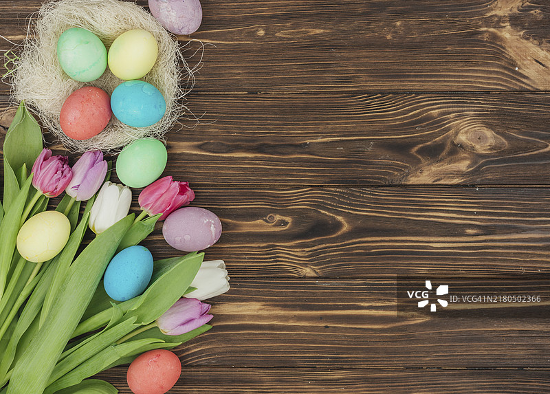 复活节彩蛋与郁金香餐桌图片素材