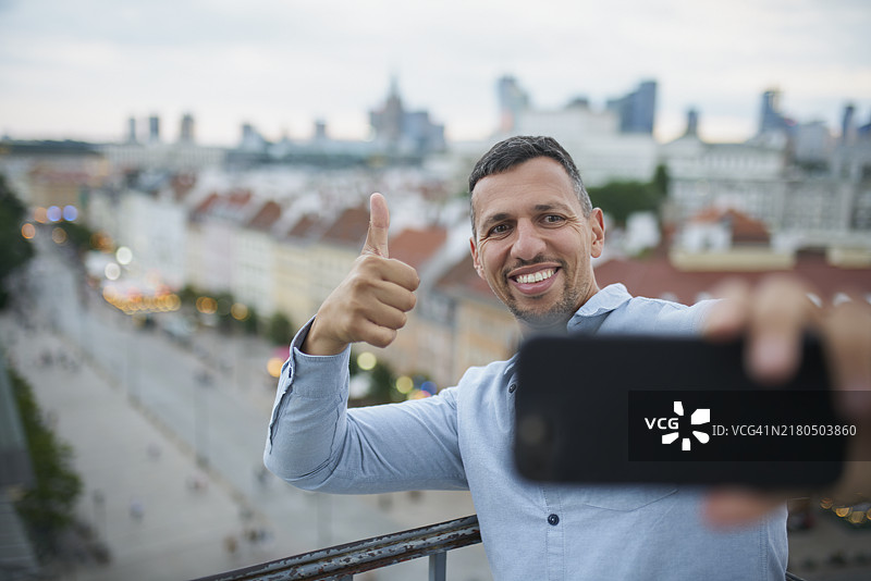 华沙微笑男子自拍的正面肖像图片素材