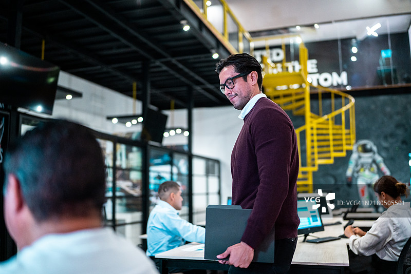 中年男商人在办公室走动图片素材