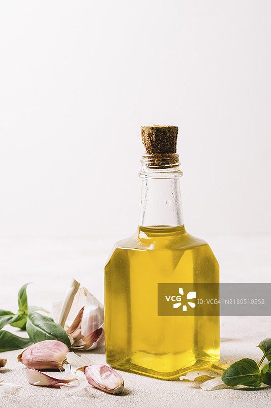 金色的橄榄油瓶竖版照片图片素材