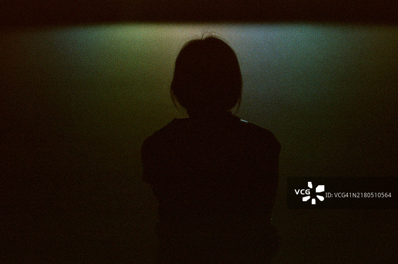 女孩在电影院看屏幕图片素材