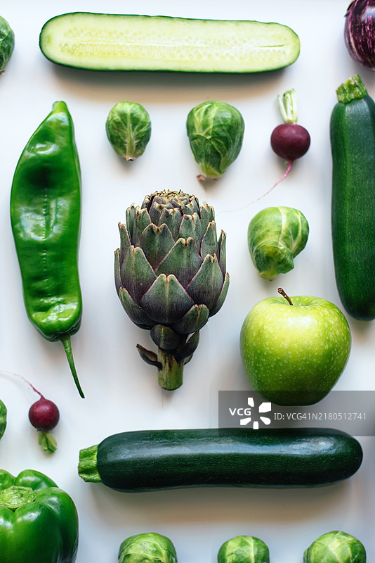 白色背景上的绿色蔬菜和水果图案图片素材