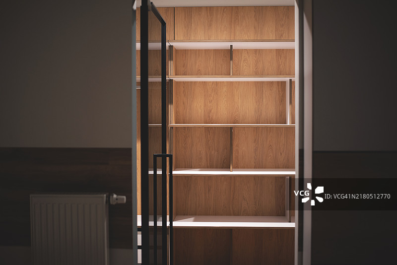 带空置搁板的更衣室。衣柜。家具。室内设计元素。图片素材