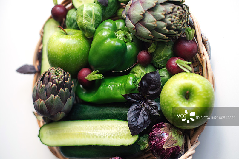 白色背景上的绿色蔬菜和水果图案图片素材