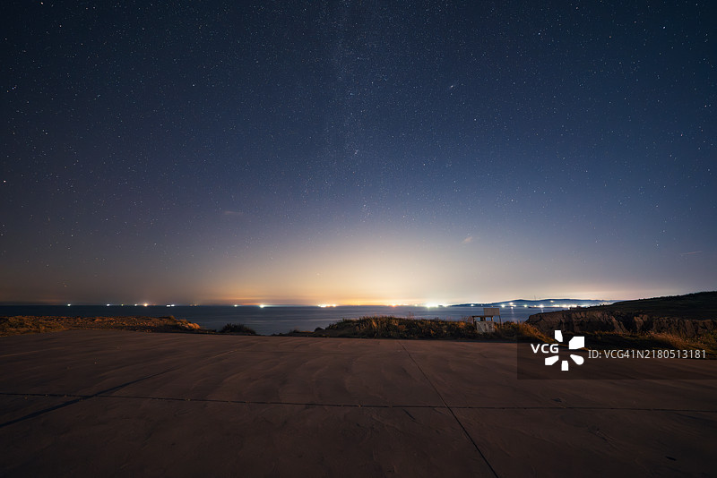 海边道路上方的银河图片素材