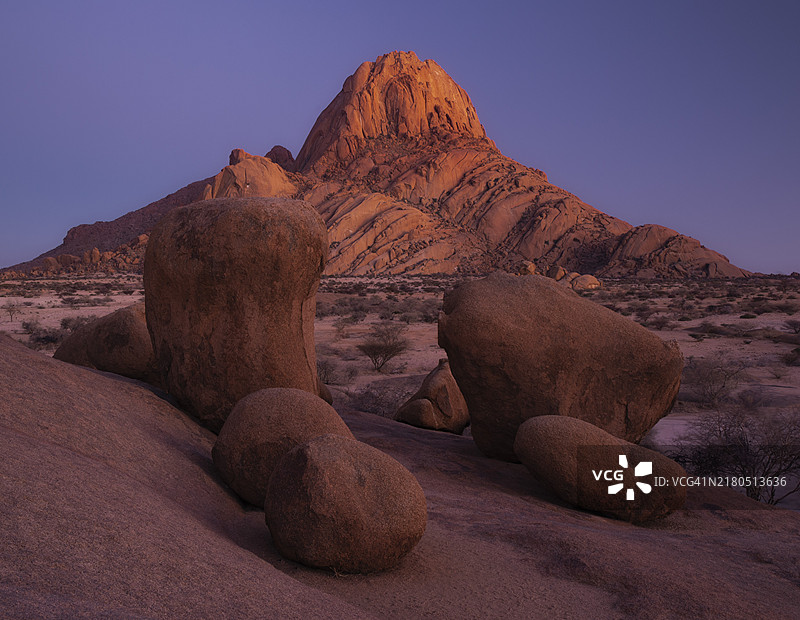 非洲纳米比亚斯皮茨科佩山黎明前的光芒图片素材