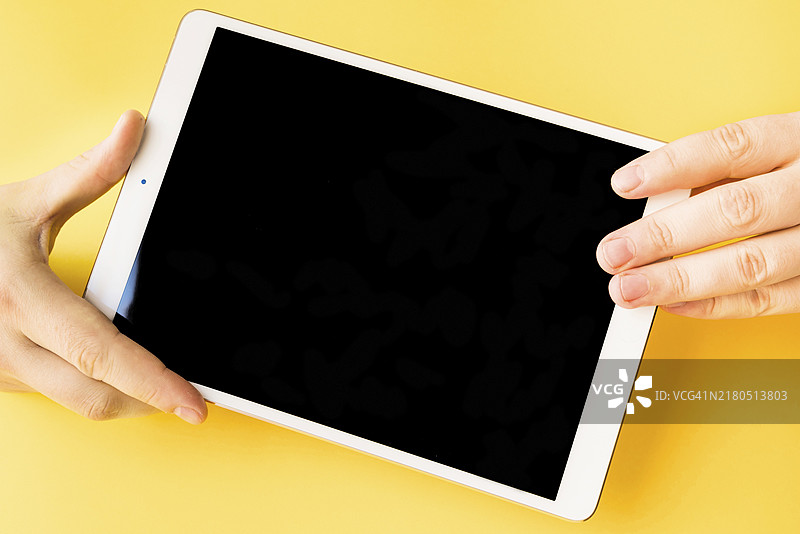 人手拿着平板电脑图片素材