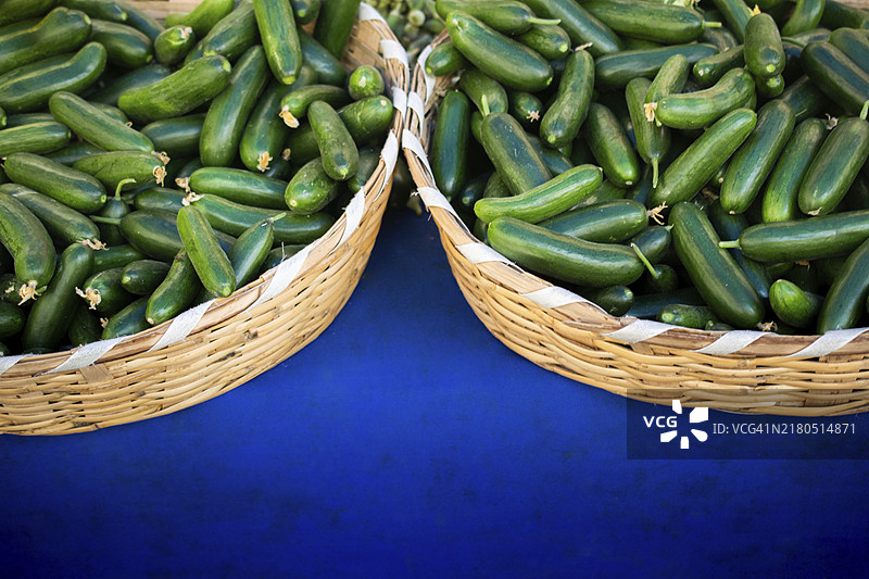 当地市场出售的新鲜绿色黄瓜图片素材