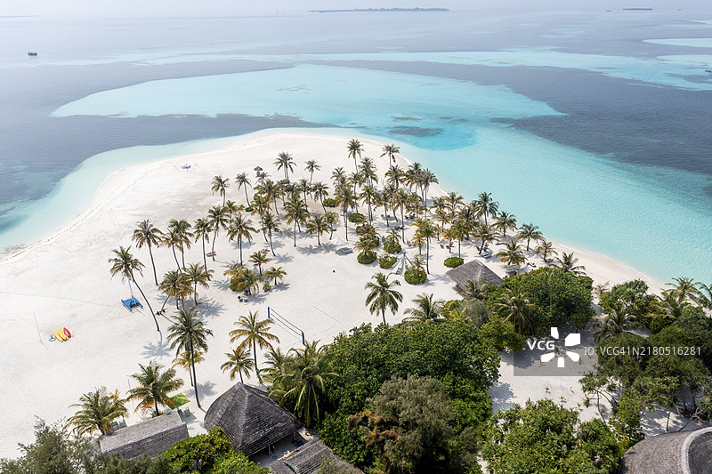 卡努呼拉六善岛度假村鸟瞰，位于拉薇雅妮环礁，马尔代夫，印度洋，有沙滩和水上小屋图片素材