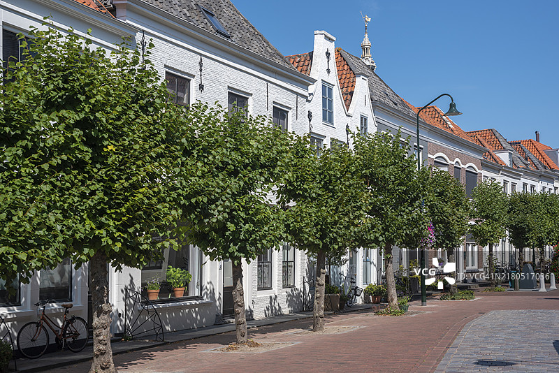 荷兰泽兰省济里克泽的 Poststraat 历史房屋外墙图片素材