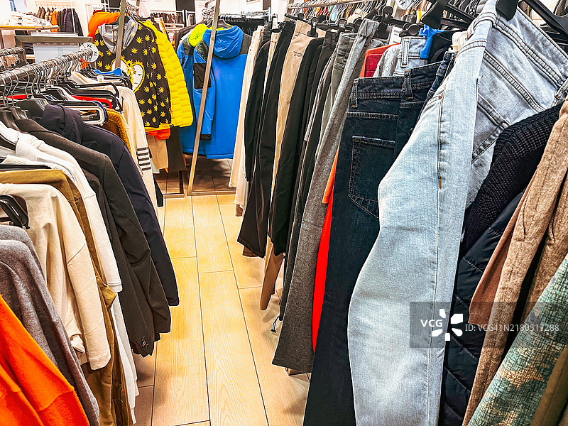 旧货店里展示的衣服图片素材
