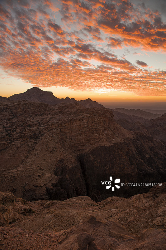 佩特拉最高峰——亚伦山（Jabal Harun）的日落景象，位于西亚中东约旦佩特拉古城图片素材