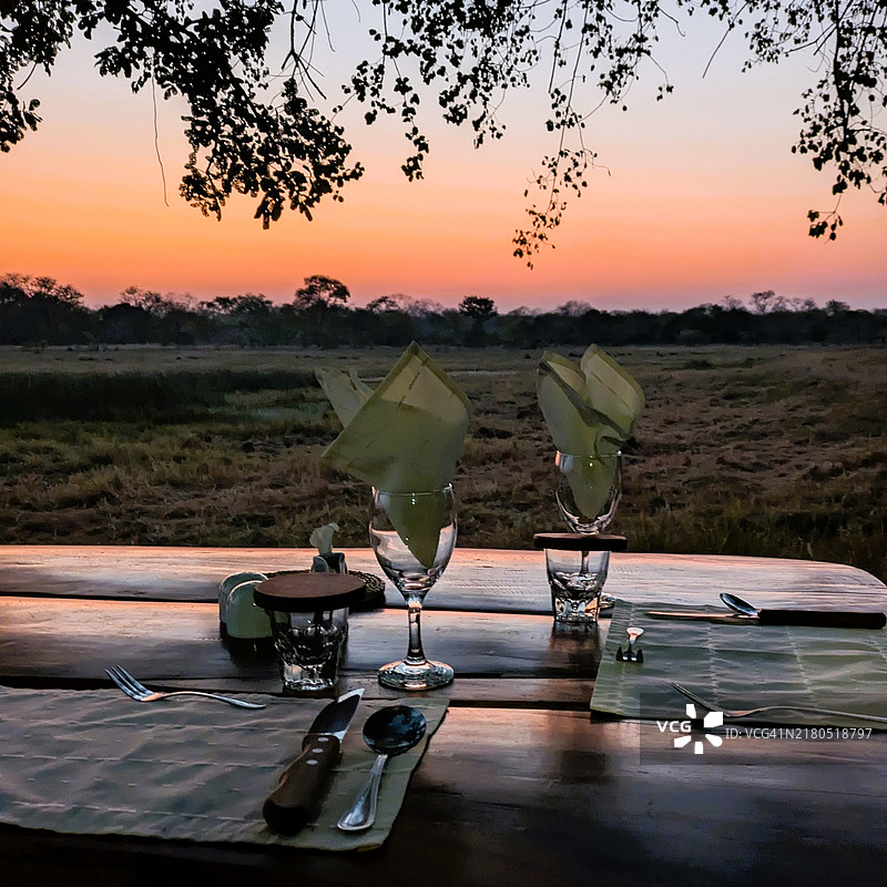 日落时的户外用餐图片素材