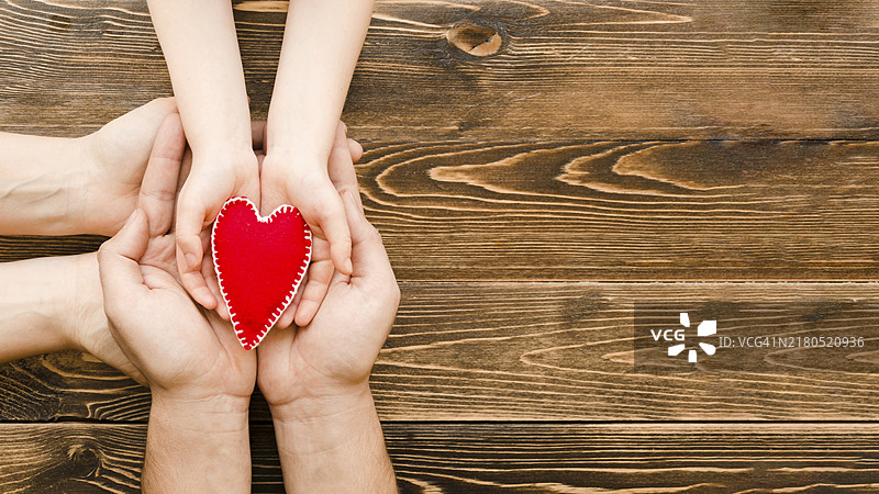 人们用手捧着红心，留有复制空间图片素材
