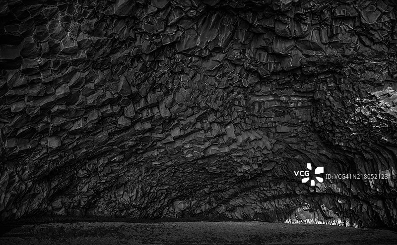 冰岛玄武岩洞穴的黑白摄影图片素材