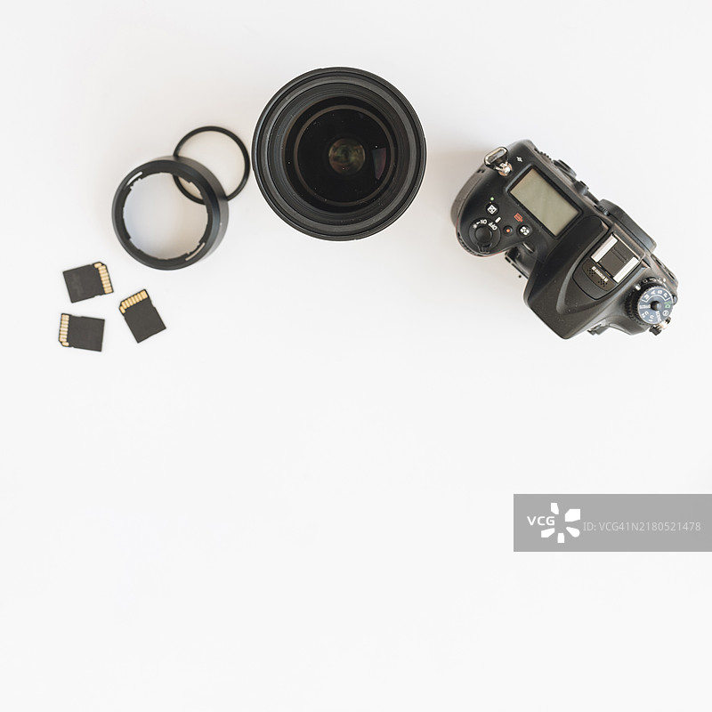 白色背景上的单反相机存储卡相机镜头及延长环顶视图图片素材