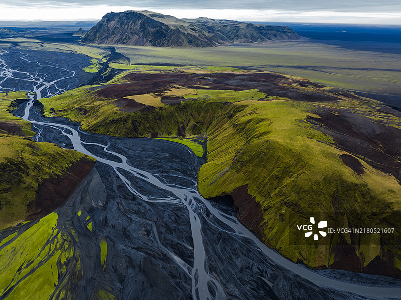 黑沙滩上的苔藓河流自然风光图片素材