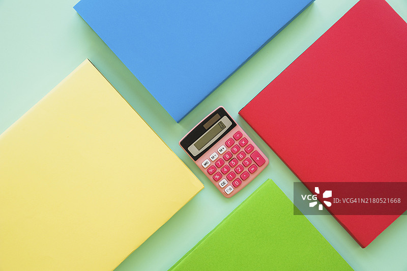 中心带有计算器的彩色书籍图片素材
