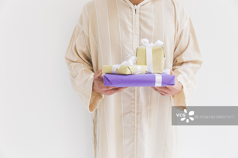 穆斯林男子拿着礼物盒图片素材