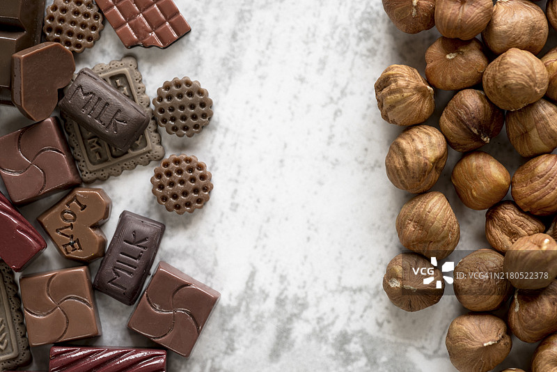 榛子白底巧克力块图片素材