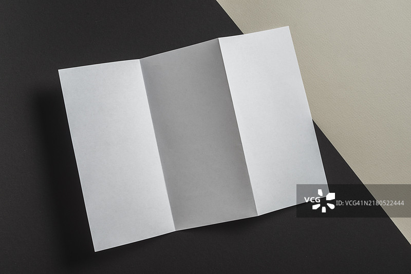 折叠的白色纸质宣传册鸟瞰图图片素材