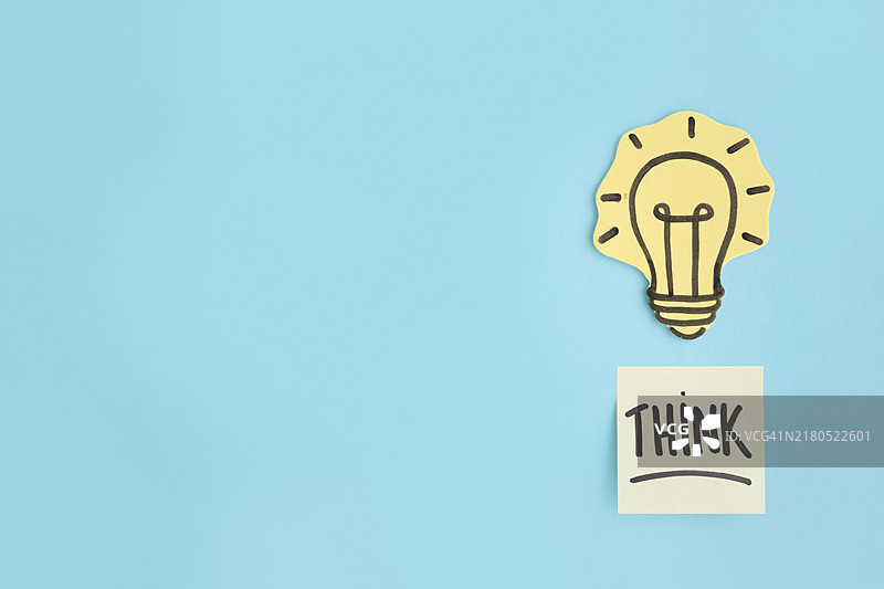 手绘黄色灯泡蓝色背景便签图片素材
