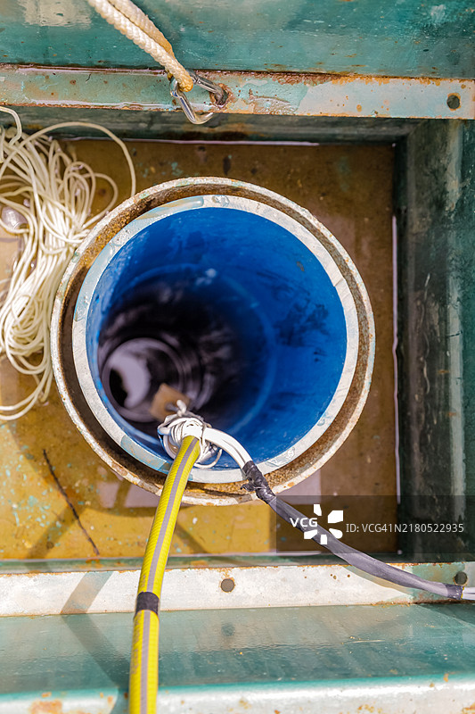 通过开放式钻孔测量地下水污染图片素材