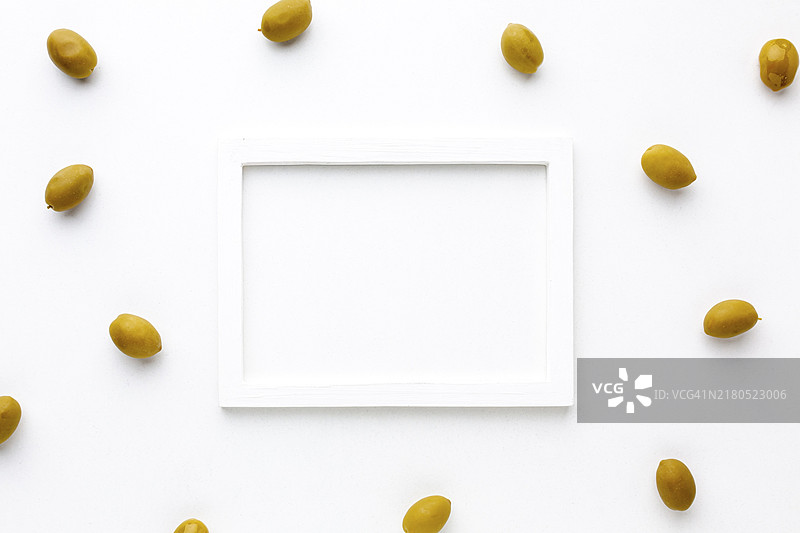 黄色橄榄与白色框架样机图片素材